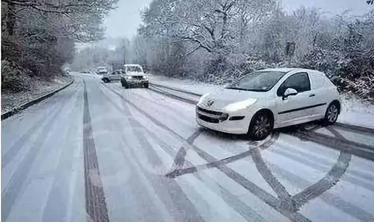 學(xué)會(huì)這7個(gè)技巧冰雪路面行車安全值拉滿